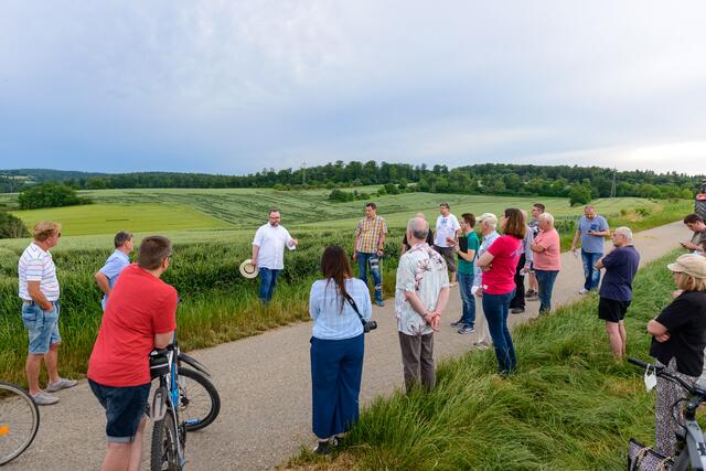 Der Einladung der FDP zur Begehung im Naherholungsgebiet Rechberg folgten rund 30 Bürger. | Foto: Wolfgang Vogt