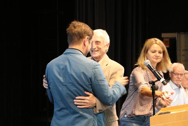 Voller Freude beglückwünscht der ehemalige Stadtvogt Peter Dick (rechts) den neuen Stadtvogt Thomas Lindemann. Vor Einlass in die Stadtparkhalle musste jeder einen aktuellen, negativen Corona-Text vorweisen. | Foto: bea
