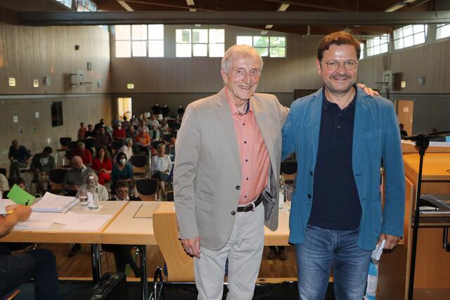 Der ehemalige Stadtvogt Peter Dick mit dem frisch gewählten Stadtvogt Thomas Lindemann vor der Mitgliederversammlung in der Statdparkhalle.  | Foto: bea