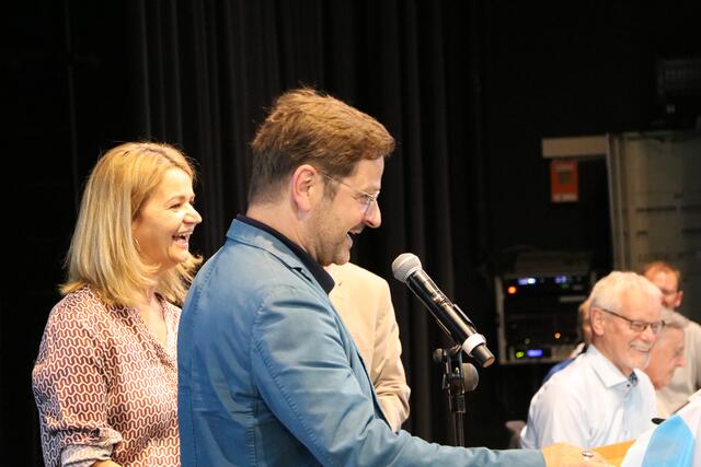 Der neu gewählte Stadtvogt tritt ans Mikrofon.  | Foto: bea