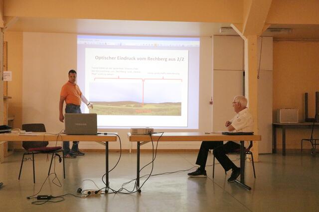 Aaron Treut und Gunter Lange präsentieren die Ergebnisse ihres Gesprächs über die Brettener Südumfahrung im Regierungspräsidium Karlsruhe. Auch vom Steiner Pfad würde nur ein Teil der Umfahrung zu sehen sein. | Foto: bea