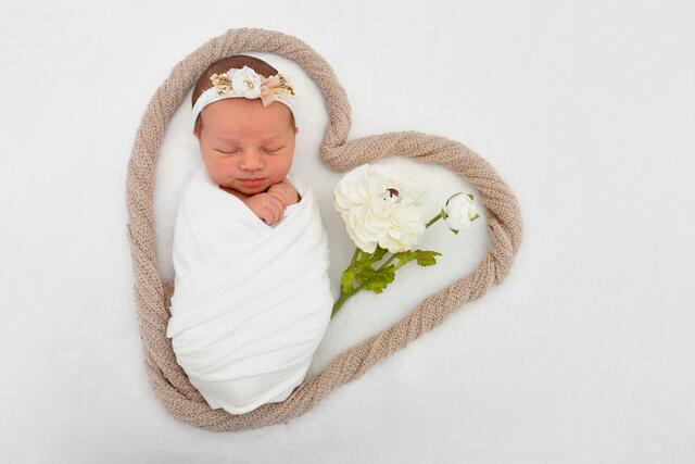 Lara Pavlovic aus Bruchsal kam am 30.06.2021 in der Fürst-Stirum Klinik Bruchsal zur Welt und wog bei einer Größe von 51 Zentimetern 3280 Gramm. | Foto: babysmile24.de