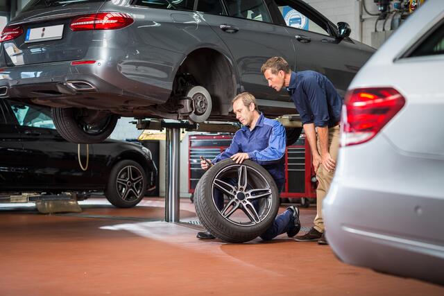 Viele Kfz-Betriebe bieten einen Urlaubs-Check an, bei dem alle wichtigen Fahrzeugkomponenten überprüft werden. Foto: djd/Kfzgewerbe