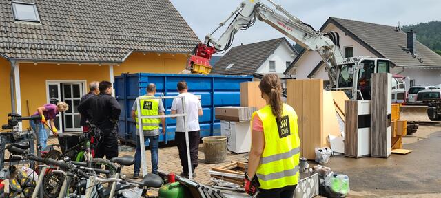 Freiwillige Helfer bei den Aufräumarbeiten ©JZ