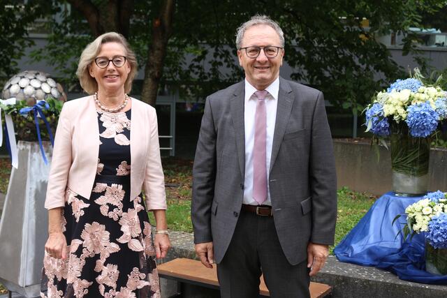 Barbara Sellin mit dem Bürgermeister von Oberderdingen, Thomas Nowitzki.