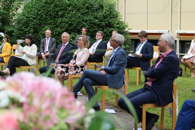 Die geladenen Gäste mit pandemiebedingtem Abstand.