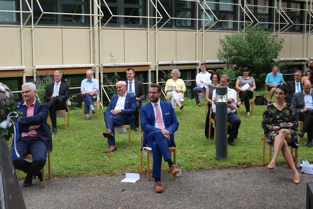 Die geladenen Gäste mit pandemiebedingtem Abstand.