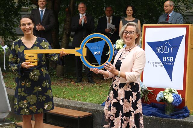 Nicole Roeder (links) bekommt den symbolischen Schlüssel für die BSB als kommissarische Schulleiterin von Barbara Sellin überreicht.