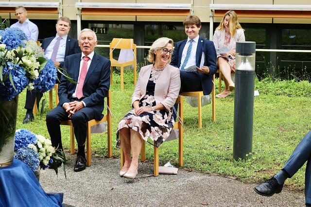 Schulleiterin Barbara Sellin mit ihrem Mann Olaf auf der Feier zu ihrer Verabschiedung in den Ruhestand.