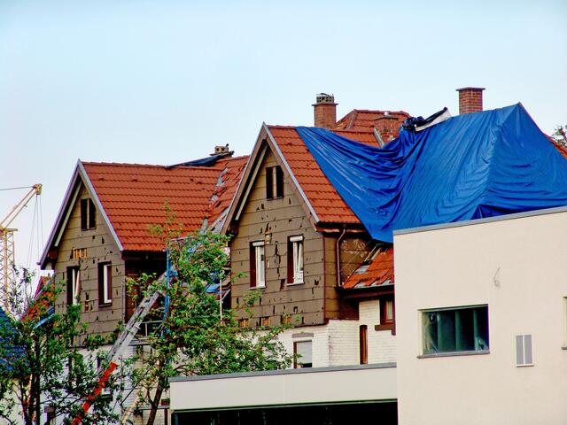 In der Grunddeckung bieten die meisten Wohngebäudeversicherungen Schutz gegen Naturgefahren wie Sturm und Hagel. | Foto: djd/Nürnberger Versicherung/panthermedia