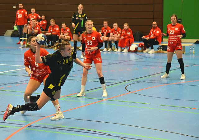 Merel Freriks in Aktion beim Auswärtsspiel in der Ketscher Neurotthalle versus die Kurpfalzbärinnen.
FotoArchiv Merkel+Merkel