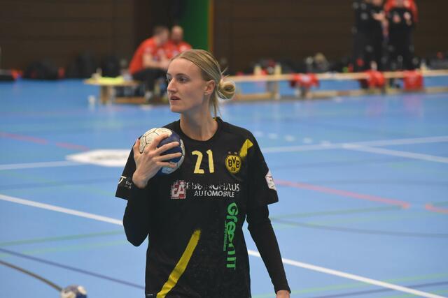 Noch einmal Kelly Dulfer. Hier vor dem Spiel gegen die Kurpfalz Bären in der Ketscher Neurotthalle.
FotoArchiv Merkel+Merkel