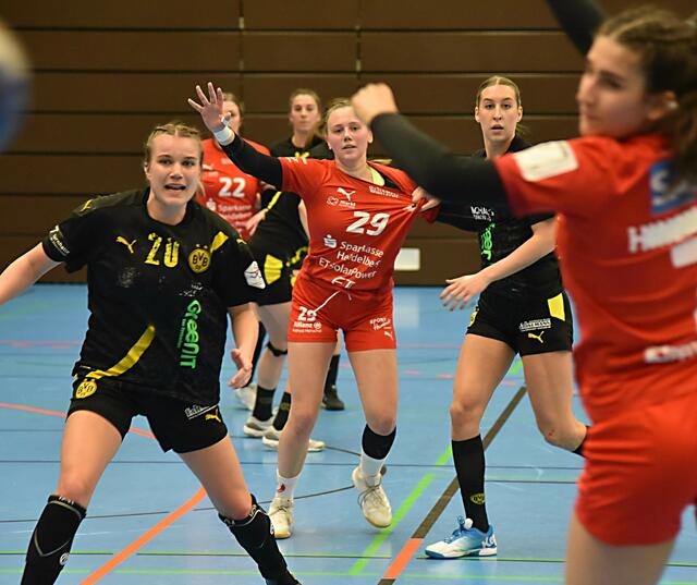 Noch einmal Merel Freriks. Hier in der Defense gemeinsam mit Dana Bleckmann gegen die Ketscher Offensive beim Auswärtsspiel in der Ketscher Neurotthalle.
FotoArchiv Merkel+Merkel