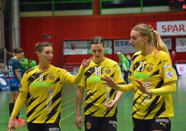 Clara Monti Danielsson, Backup von Merel Freriks am Kreis, Inger Smits, beste Spielerin Rückraum Mitte 20/21 und Kelly Dulfer, beste Playerin im linken Rückraum Saison 20/21.
Alle drei werden nächste Saison nicht mehr für den BVB 09 antreten. Smits und Dulfer wechselten nach Bietigheim und treffen am 28.August 2021 in Dortmund im Supercup-Match auf ihre ehemaligen Mitspielerinnen.
FotoArchiv Merkel+Merkel