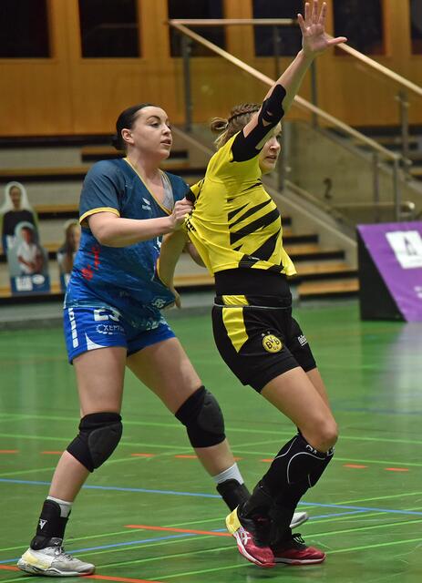 Kreisläuferin Jill Kooij (Blue Ladies Neckarsulm) versus Merel Freriks (BVB).
FotoArchiv Merkel+Merkel