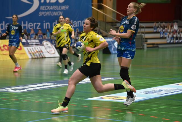 Szene aus dem Match vom 13.Jenner 21 in der Ballei zwischen Neckarsulm und Dortmund. Alina Grijseels ist in dieser Szene nicht mehr von Lynn Knippenborg zu stoppen.
FotoArchiv Merkel+Merkel
