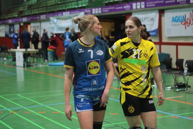 Talk zwischen den beiden niederländischen Nationalspielerinnen Lynn Knippenborg (links) und Laura van der Heijden (rechts), nach dem Match am 13.januar 21.
Neuauflage am 4.September 21 in der Ballei, endlich wieder mit Zuschauern.
FotoArchiv Merkel+Merkel