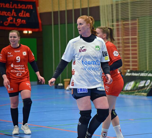 Kreisläuferin Lena Feiniler (9), Lina Krhlikar und Samira Brand (verdeckt). Von links nach rechts. Neurotthalle 9.Jenner 21
FotoArchiv Merkel+Merkel