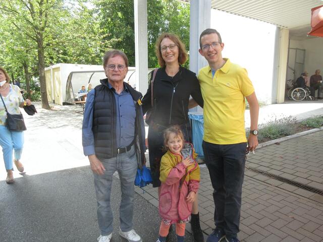 Uli Lange (links) mit Sabrina und Martin Holler mit Töchterchen. Martin Holler sponsert seit Jahren das Essen für "Keiner soll alleine sein".  | Foto: ger