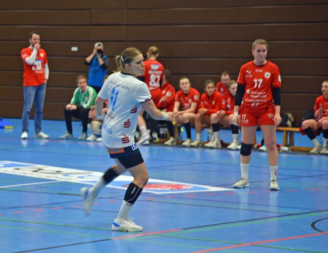 Michaela Hrbkova beim Siebenmeter am 9.1.21, als Frisch Auf den Kurpfalz Bärinnen mit 25:26 unterlag. 2 Punkte, die in der Endabrechnung versus Rosengarten auf dem Konto fehlten...Sie beendete mit 34 Lenzen ihre nationale und internationale Karriere (tschechische Nationalspielerin). Siehe im Text die integrierten Links.
FotoArchiv Merkel+Merkel