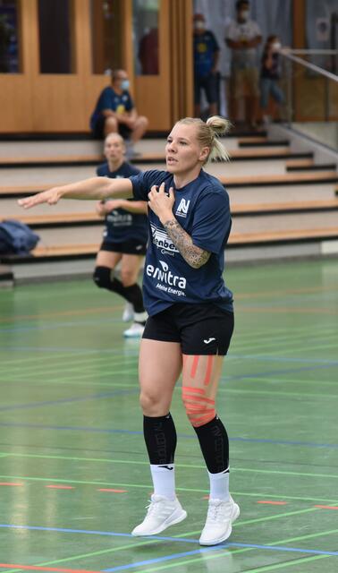 Sophie Lüttke, die als Spielmacherin aus Halle von der Union in den Kraichgau wechselte. Kam in der zweiten Halbzeit auf die Platte. Luxuriöse Sitation mit drei Spielmacherinnen für Tanja Logvin: Lynn Knippenborg, Sophie Lüttke und Daphne Gautschi, die halblinks und zentral spielen kann...
FotoArchiv Merkel+Merkel
FotoArchiv Merkel+Merkel