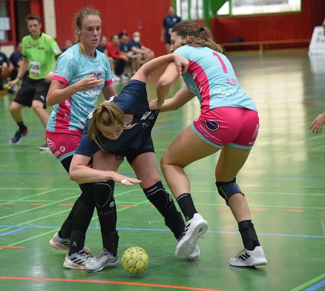 Thess Krönell (Neuzugang von IK Sävehof)und Anna Albek (kam 2020 aus Graz) machen Jill Kooij am Kreis fest...Erste Halbzeit gestern...Thess Krönell absolvierte 35 Jugend-und Juniorinnen-Länderspiele für Schweden.
FotoArchiv Merkel+Merkel