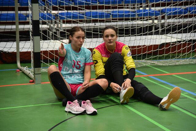Dagamar Nocun ( kam von MKS Lublin) und Nicole Roth besprechen das gerade beendete Testspiel gegen die TUSSIES aus Metzingen...
FotoArchiv Merkel+Merkel