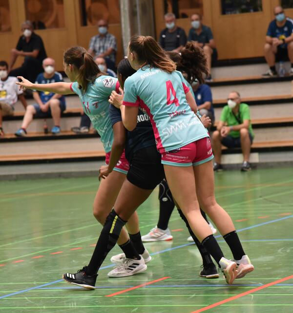 Kreisläuferin Sharon Noitmeer (SUN) war nur mit Doppelbewachung halbwegs zu bremsen...
FotOArchiv Merkel+Merkel