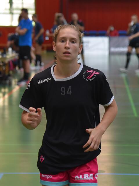 Julia Symanzik von der TUSSIE-A-JUgend in den Bundesliga Kader aufgenommen und damit befördert, die in den nächsten beiden Jahren ihre Chance nutzen soll, die ihr Edina und Ferenc Rott geben wollen. Großes Talent...große Hoffnungen...Schauen wir mal und drücken die Daumen, dass die sympathische junge Handballerin es schafft...und keine schweren Knieverletzungen...
FotoArchiv Merkel+Merkel