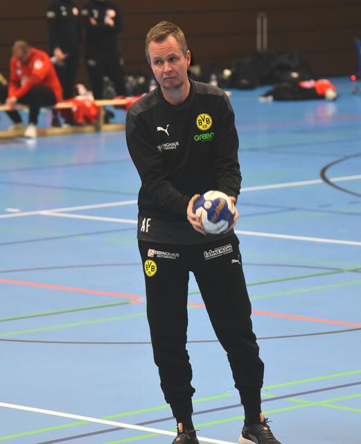 Trainer Andre Fuhr, der weder Johanna Stockschläder, noch Inger Smits, Kelly Dulfer, Jennifer Rode, Rinka Duijndam, Isabell Roch, Clara Monti Danielsson, Kelly Vollebregt halten konnte...Exodus of BVB 09-Handball-Ladies...
FotoArchiv Merkel+Merkel