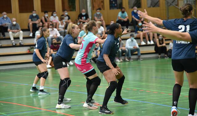 Jill Koooij im Verbund mit Sharon Noitmeer in der SUN-Defense versus Thess Krönell (Tussies) im Heimspiel-Test-Match gegen Metzingen. 35:31 nach 16:18 zur Pause für die TuS.
FotoArchiv Merkel+Merkel