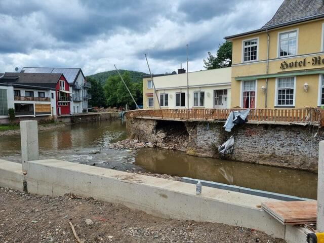 Das Hotel hinter der Ufermauer ist komplett zerstört und muss abgerissen werden.  | Foto: privat