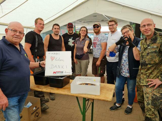 Die Helfer freuten sich über die Linzer Torten aus Kraichtal. | Foto: privat