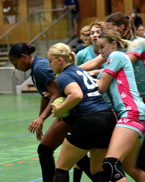 Neuzugang Sharon Noitmeer (Kreis offensiv, Kreis defensiv, Inneblock), die aus der zweiten französischen Liga von Tanja Logvin geholt wurde. Hier mit Anouk Nieuwenweg (kam letzte Saison vom THC), die den Ball versus die TUSSIE-Defense abschirmt...
FotoArchiv Merkel+Merkel