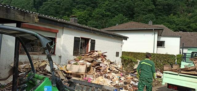 Die Menschen räumen alles aus den Häusern. Die Wassermassen und der Schlamm haben alles unbrauchbar gemacht. | Foto: privat