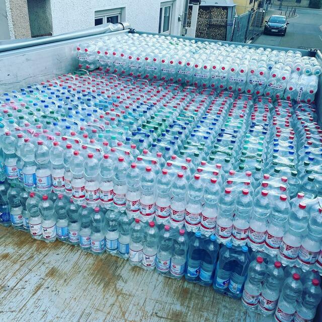 Da die Wasserleitungen im Katastrophengebiet zu einem Großteil zerstört sind, war das Mineralwasser sehr willkommen.  | Foto: privat