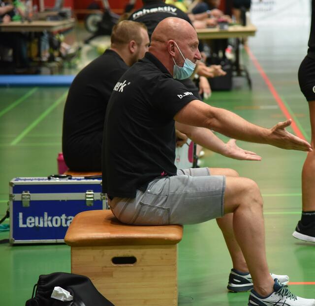 TUSSIE-Manager Ferenc Rott konnte es nicht fassen, wie sein Team die Sport Union in den ersten 20 Minuten agieren ließ.
4:11 lagen die Seinen in der Anfangsphase zurück, was auch an den starken Neuzugängen (Sophie Lüttke, Sharon Noitmeer, Johann Stockschläder und last but not least Daphne Gautsch (Goal Flow)) der Sport Union Neckarsulm lag...
FotoArchiv Merkel+Merkel