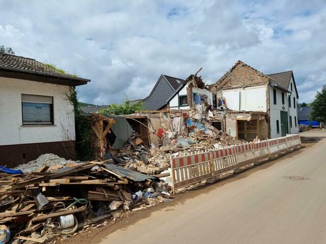 Die Menschen räumen alles aus den Häusern. Die Wassermassen und der Schlamm haben alles unbrauchbar gemacht. | Foto: privat