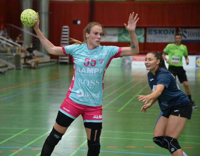 Daphne Gautschi kann Thess Krönell (Sävehof/Schweden > Tussies Metzingen) nicht mehr am Pass hindern...
Testspiel-Match versus Metzingen, 35:31 für die TUSSIES...
FotoArchiv Merkel+Merkel