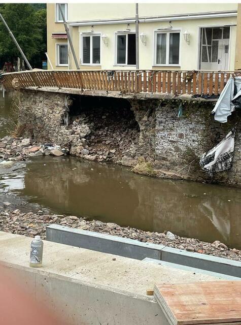In der Ufermauer war ein weggespültes Auto steckengeblieben.  | Foto: privat