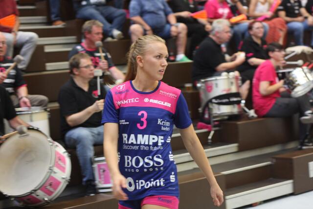 Die polnische Nationalspielerin (Rechtsaußen) Katarzyna "Kasia" Jansiszewska spielte in der Saison 2019/20 für die TUSSIES, zog dann nach Paris zu Paris 92 weiter. 
Dagmar Nocuns Wechsel zu den Metzingerinnen steht also in der Tradition der Ferenc-Rott'schen Transfers aus Polen.
Monika Kobylanska war ja ebenfalls von Ferenc Rott nach Metzingen gelockt wurden, kam aber mit Andre Fuhr als Trainer nicht klar und verließ ungern die TUSSIES Sommer 2019.
FotoArchiv Merkel+Merkel