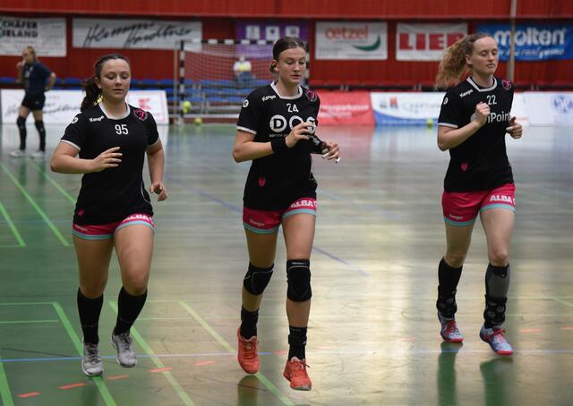 Einlaufen...Die TUSSIES, rechts NationalTeam-Spielerin Maren Weigel, vor dem Match / Testspiel in der Neckarsulmer Ballei, die sie mit einem 35:31 - Gewinn verließen, wonach es in der ersten halbzeit so gar nicht ausgesehen hatte. Phasenweise 7 Tore Rückstand...!!!
FotoArchiv Merkel+Merkel