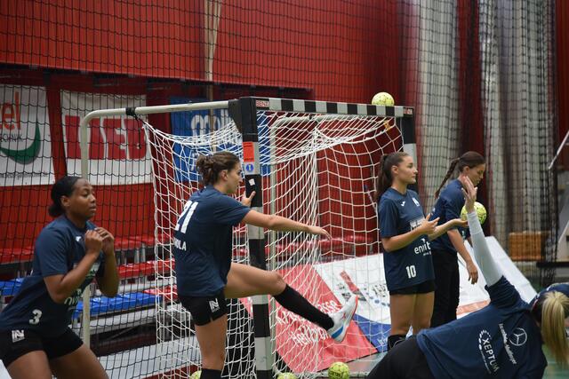 von links: Sharon Noitmeer, Irene Spinola Perez, Daphne Gautschi, Lucie Kretzschmar, Sarah Wachter (von hinten) bei Stretching und spezifischen Dehnübungen vor dem Match...
FotoArchiv Mrkel+Merkel