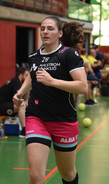 Kreisläuferin Svenja Hübner beim Einlaufen vor dem Spiel in der Neckarsulmer Ballei, noch im alten Trikot von Kempa...
Nimmt mit Neuzugang Thess Krönell die Position ein. Wird es gen die sehr erfahrene schwedische Spielerin schwer haben, Einsatzzeiten zu bekommen.
FotoArchiv Merkel+Merkel
FotoArchiv Merkel+Merkel