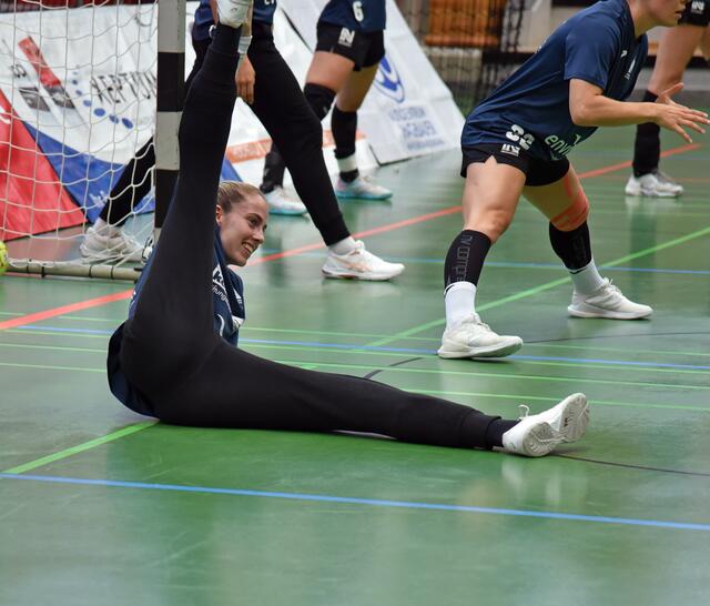 Sarah Wachter (SUN) vor dem Testspiel gegen die TUSSIES...Stretching...ist alles...vor allem als Torhüterin, die auch die unhaltbaren Würfe halten soll. Starkes Spiel in der ersten Hälfte, die Nationalmannschaft rückt näher, wurde dann durch Isabel Gois ersetzt
FotoArchiv Merkel+Merkel