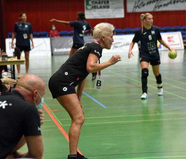 Edina Rott: Versuchte ständig das Spiel ihrer TUSSIES zu optimieren...Viel Korrekturbedarf in der Vorbereitungsphase vor dem LIGA-Auftakt am 4.9.21, 18:00
FotoArchiv Merkel+Merkel