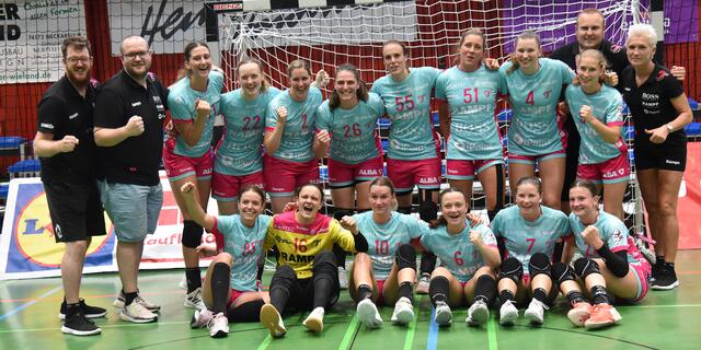 The Winner takes it all...Die TUSSIES feiern den Sieg (35:31/ 16:18) in der Ballei, Edina Rott ganz rechtsin der ersten Reihe zaubert ein Lächeln in ihr Gesicht...alles wird gut und die TUSSIES sind auf dem Weg, ihren Anspruch (Spitzenplatz in der LIGA) voranzutreiben. Weitere Tests werden folgen...
FotoArchiv Merkel+Merkel