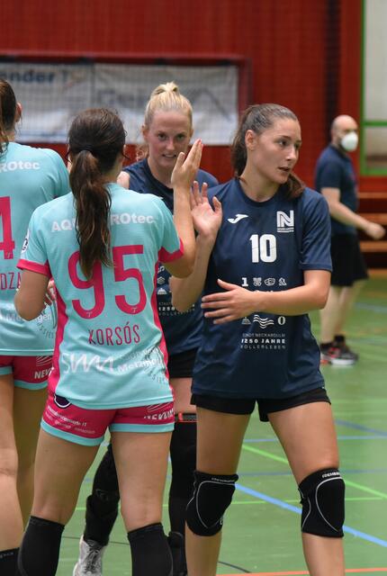 Game over. Shake hands zwischen Dagmara Nocun im Korsos Trikot, weil die neuen Trikots der TUSSIES von Emira noch nicht ante portas waren...Letzte Saison noch Vertrag mit Kempa...Leichtes Chaos ...
Rechts Lynn Knippenborg und ganz rechts die Lichtgestalt der Sport Union DAPHNE GAUTSCHI...
FotoArchiv Merkel+Merkel