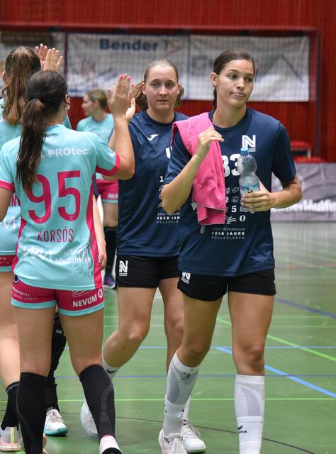 Dagmara Nocun (TUSSIES) und Svenja Mann sowie Lucie-Marie Kretzschmar klatschen sich fair wie im Handball usus nach dem Match ab...
FotoArchiv Merkel+Merkel