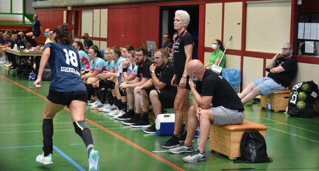 Edina Rott mit kritischem Blick, der sich erst nach der Schluss-Sirene entspannt, war mit etlichem nicht zufrieden. Es knarzt noch bei den TUSSIES, die Defense kam erst im Laufe des Spieles halbwegs auf Touren. 18 Gegentreffer in der ersten Halbzeit, in der zweiten verbessert nur noch 13 Gegentreffer. Aber über 30 !!
FotoArchiv Merkel+Merkel